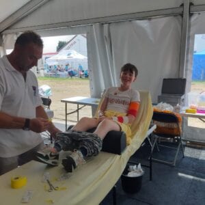 mike wordt verzorgd tijdens 4daagse (sponsoractie)