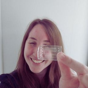 Janneke met chip in hand