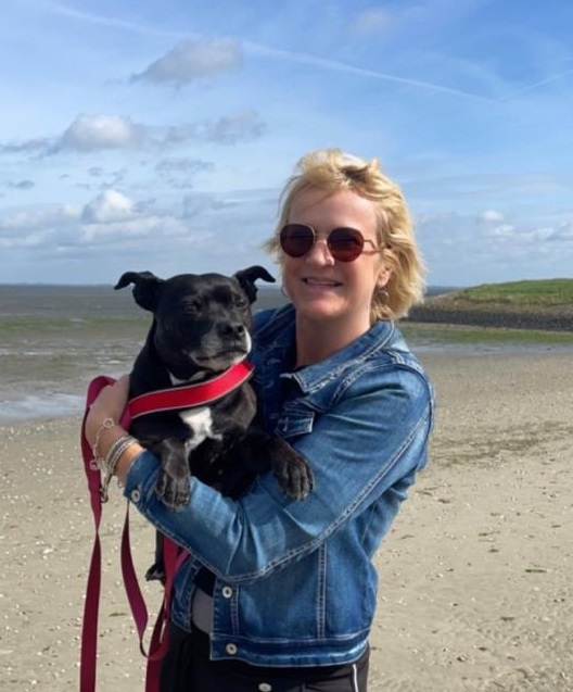 Anke met Bobbi op strand