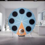 Blauw rad met 8 vakjes waarvan eentje open is. Daar komt Lola, een ex-proefhond, uit