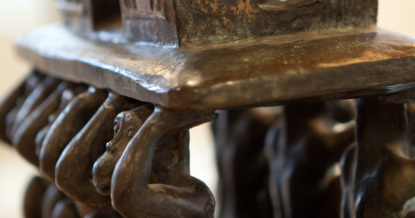 Close-up van het bronzen beeld ‘Hommage’, de wisseltrofee van de Willy van Heumenprijs, met daarboven de tekst ‘Young TPI wint Willy van Heumenprijs!’ en het logo van Proefdiervrij.