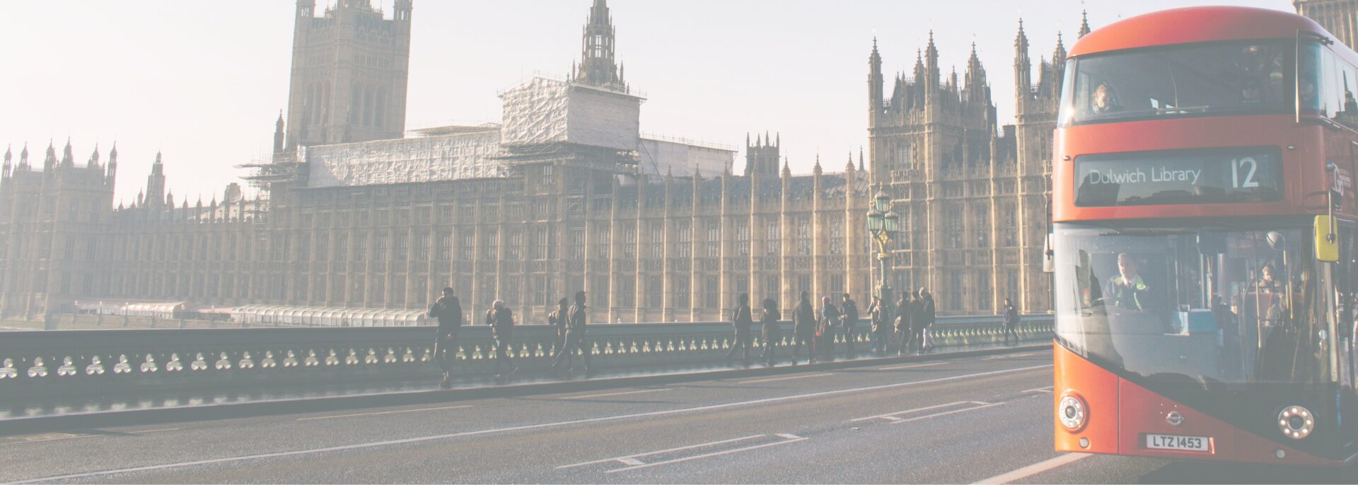 House of Parliament met rode Engelse bus die voorlangs rijdt